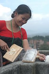 Hand-carding of the Wool - copyright artelino GmbH