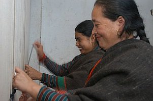 Tibetan carpets are knotted by hand. - copyright artelino GmbH