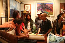 Discussing my prints with friends in Hawaii in 2006 - copyright Yang Yongsheng